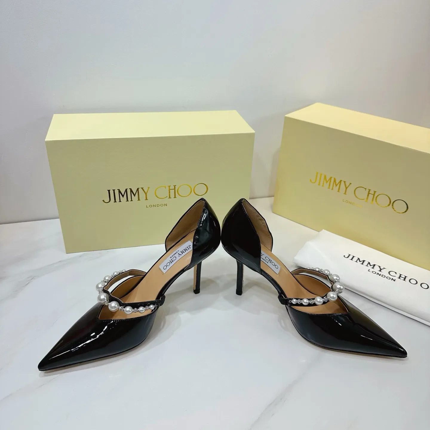 👟👟Ex-factory price 620👟👟 JIMMY CHOO (Jimmy CHOO) 💝💝💝 is a very comprehensive noble fashion lifestyle brand, with a series of women's high-heeled, medium-heeled, flat-heeled sandals with the same straps from major fashion bloggers and celebrities in Hong Kong and the United States.  The Australian pointed toe, round toe and square toe series are simply beautiful. Fall in love with elegance and playful sense of the future. Just by looking at them, you want to own them immediately, but you can really think about a pair of exquisite high heels~~~~~~~~~~~~~~~~~ 💝This series is specially designed for extraordinary and indifferent ladies, thus creating a unique overall effect, Jimmy Choo Design products that inspire women to move forward and show their charm💝💝💝 1⃣️Material: Imported patent leather 2⃣️Inner: Imported Italian lambskin, super soft and delicate 3⃣️Outsole: Imported Italian original original color genuine leather outsole Heel height 8.5 4⃣️Code number: 35 to 39 (34.40.41.42. Customized)